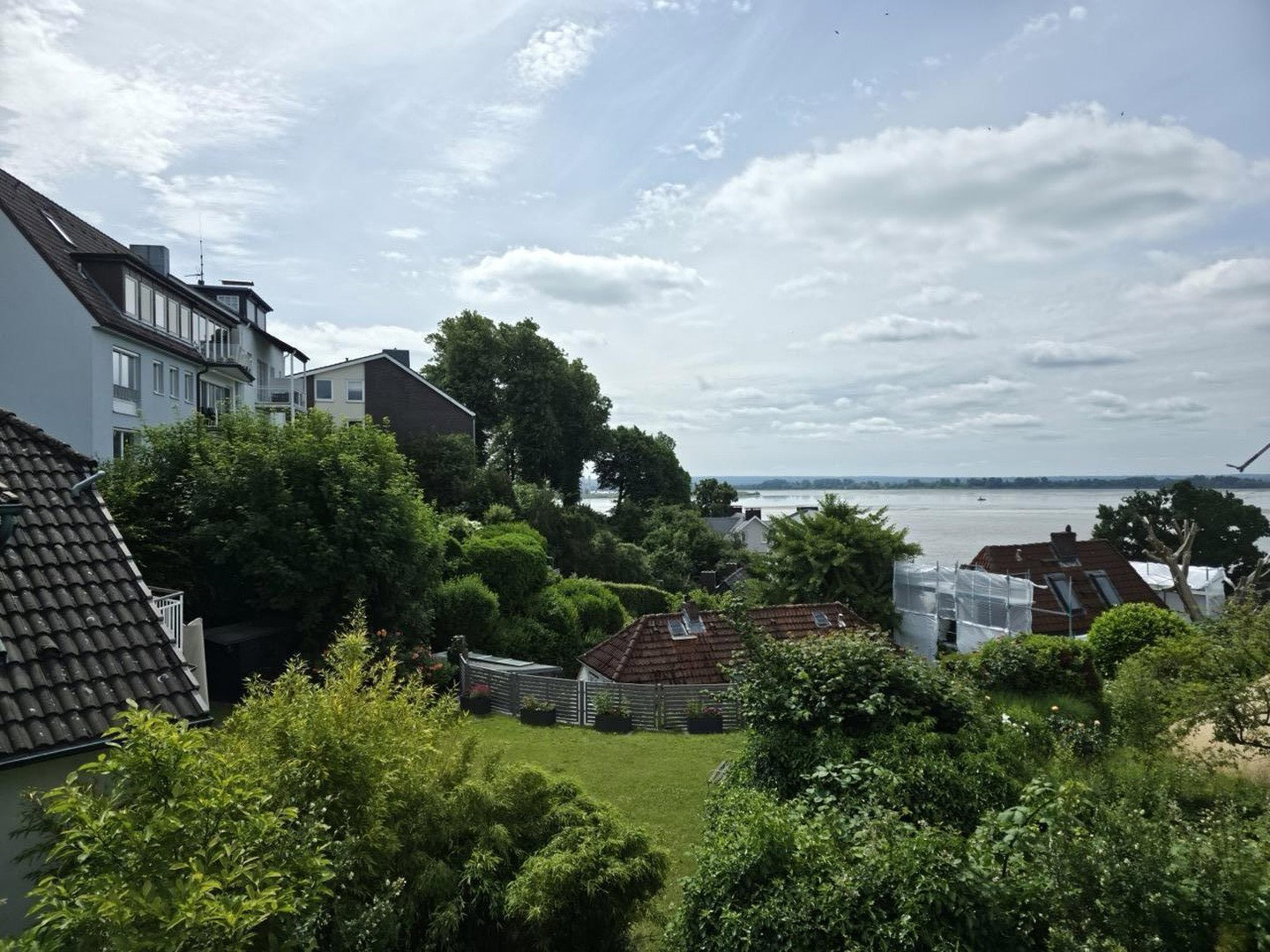 Foto 1 von 12 — Einzigartiges Einfamilienhaus im Blankeneser Treppenviertel mit Elbblick und Garten