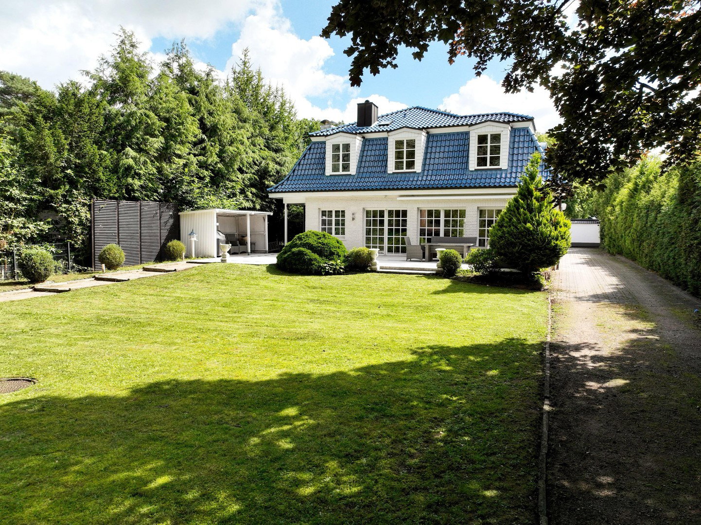 Foto 2 von 12 — Exklusive Villa in Hamburg-Hohensasel – Eleganz, Privatsphäre & Lebensqualität
