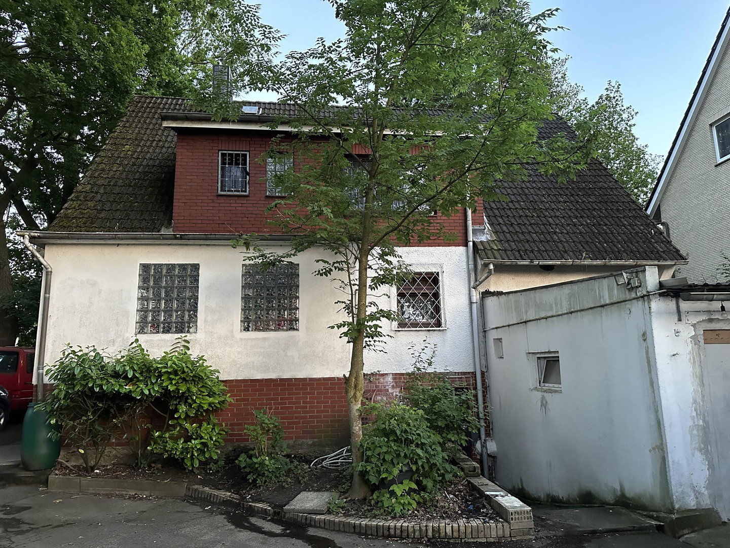 Foto 1 von 8 — 3 familienhaus , oder Baugrundstück mit positivem Vorbescheid