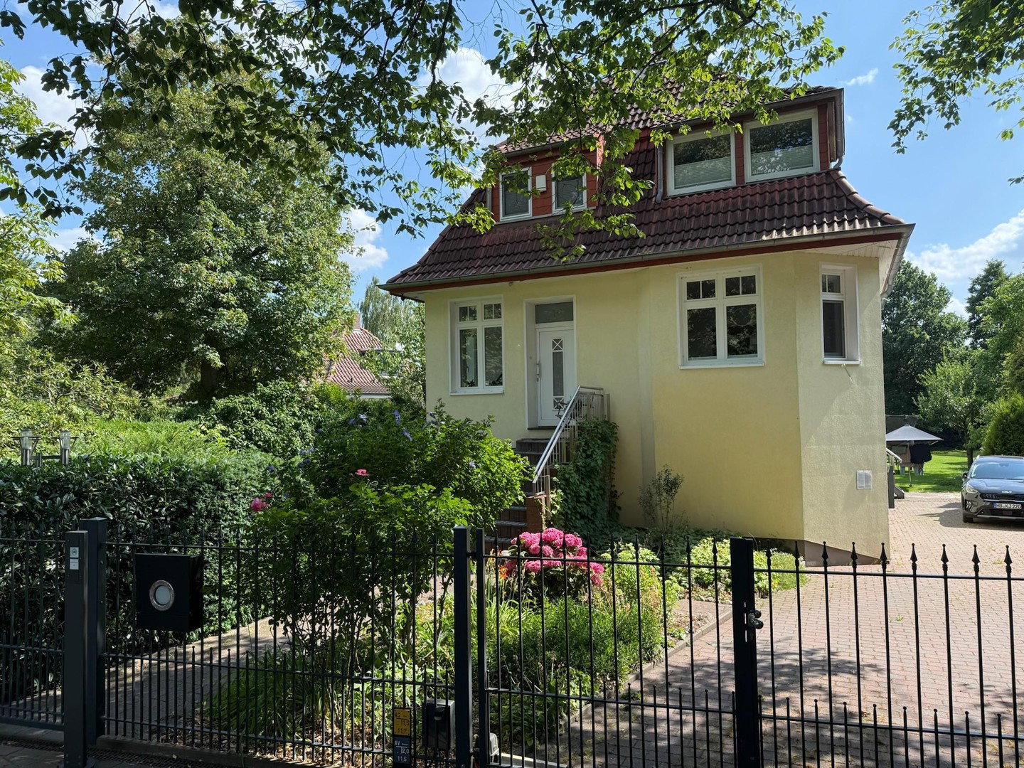 Foto 2 von 12 — Stilvolles Einfamilienhaus mit 1.800 m2 Südgrundstück und hochwertiger Ausstattung