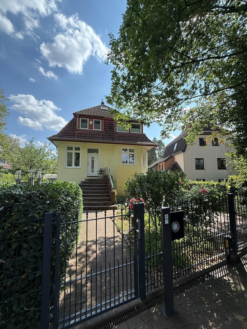 Foto 1 von 12 — Stilvolles Einfamilienhaus mit 1.800 m2 Südgrundstück und hochwertiger Ausstattung