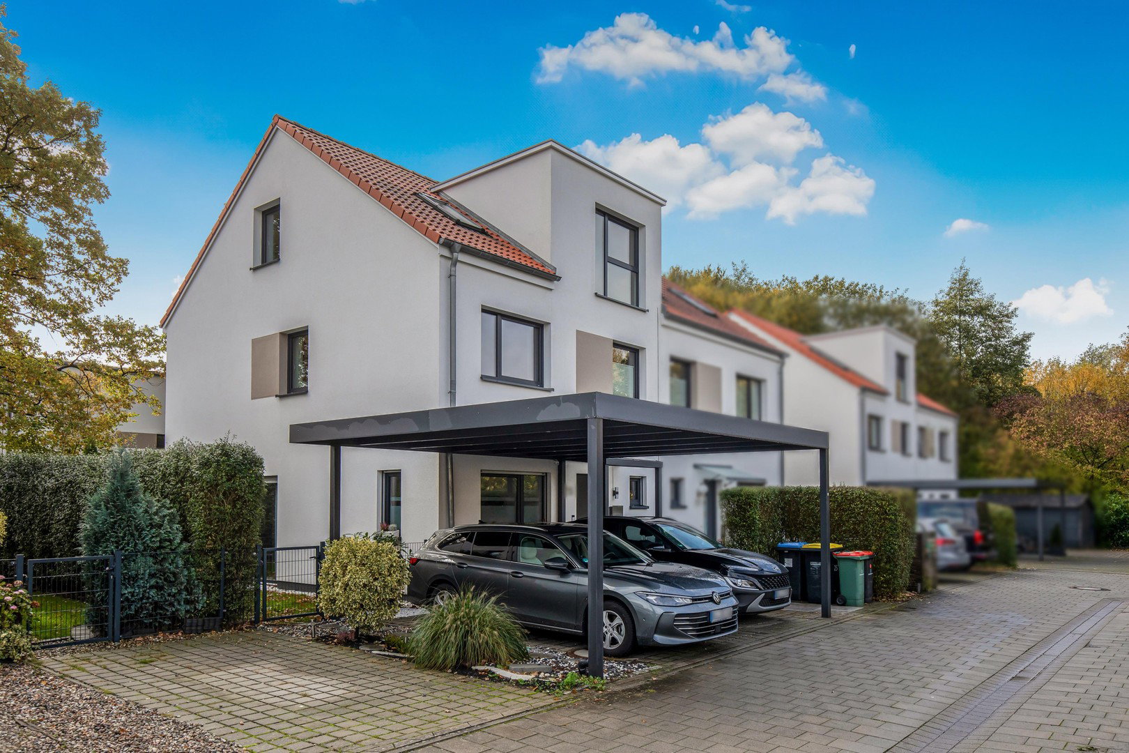 Foto 1 von 12 — Gepflegte Doppelhaushälfte mit Südgarten, überdachter Terrasse & Doppel-Carport – provisionsfrei
