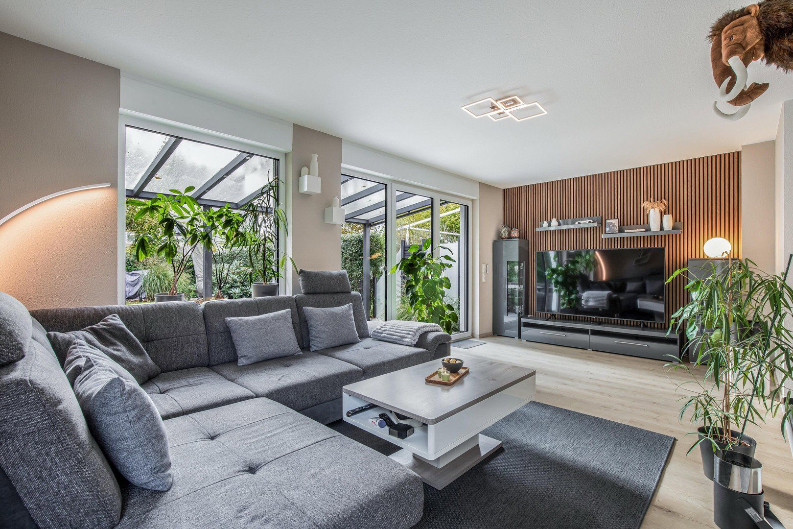 Foto 5 von 12 — Gepflegte Doppelhaushälfte mit Südgarten, überdachter Terrasse & Doppel-Carport – provisionsfrei