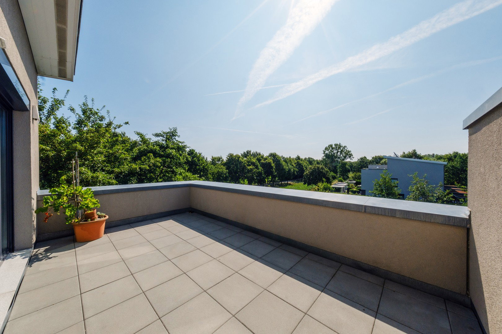 Foto 1 von 12 — Oberneuland: Neuwertiges Reiheneckhaus mit Grünblick, Dachterrasse – provisionsfrei