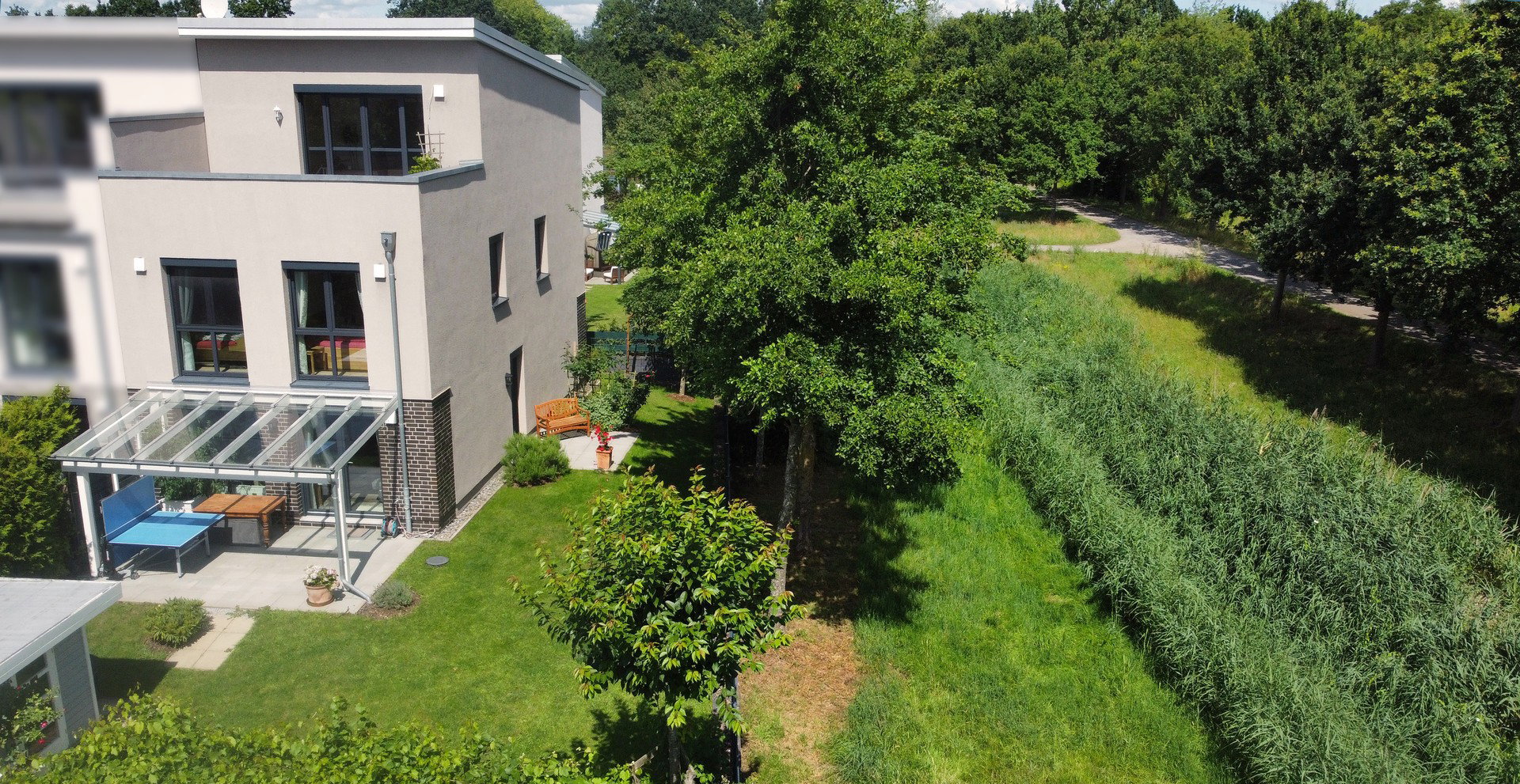 Foto 2 von 12 — Oberneuland: Neuwertiges Reiheneckhaus mit Grünblick, Dachterrasse – provisionsfrei