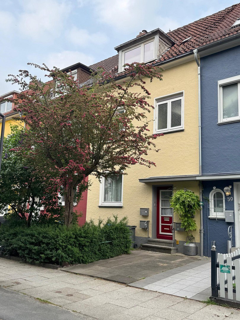 Foto 1 von 12 — Kleines MFH mit drei Wohnungen und Garten - Bremen-Osterfeuerberg