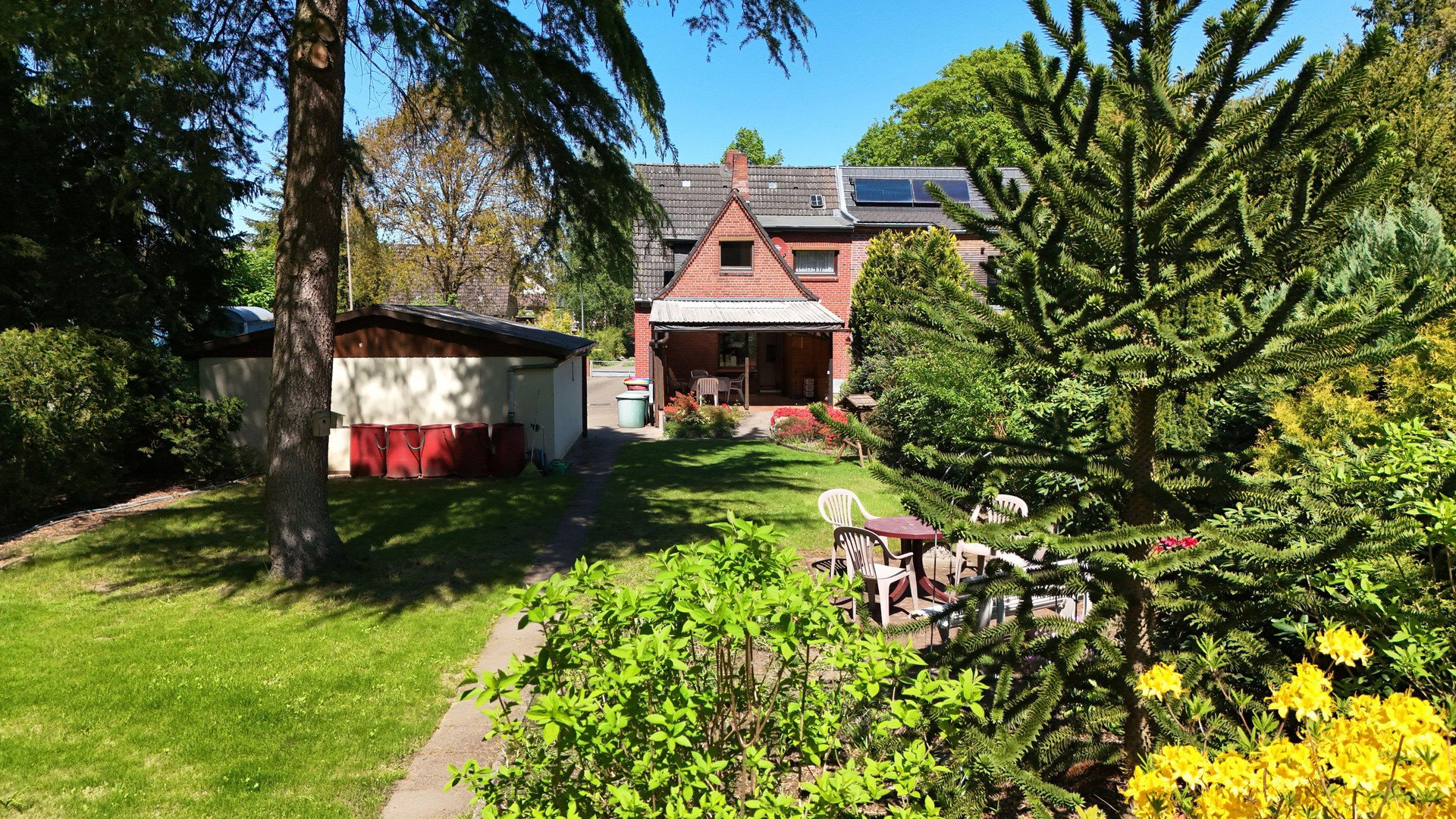 Foto 3 von 12 — Haus bzw. Doppelhaushälfte mit schönem und großem Garten in sehr ruhiger Lage