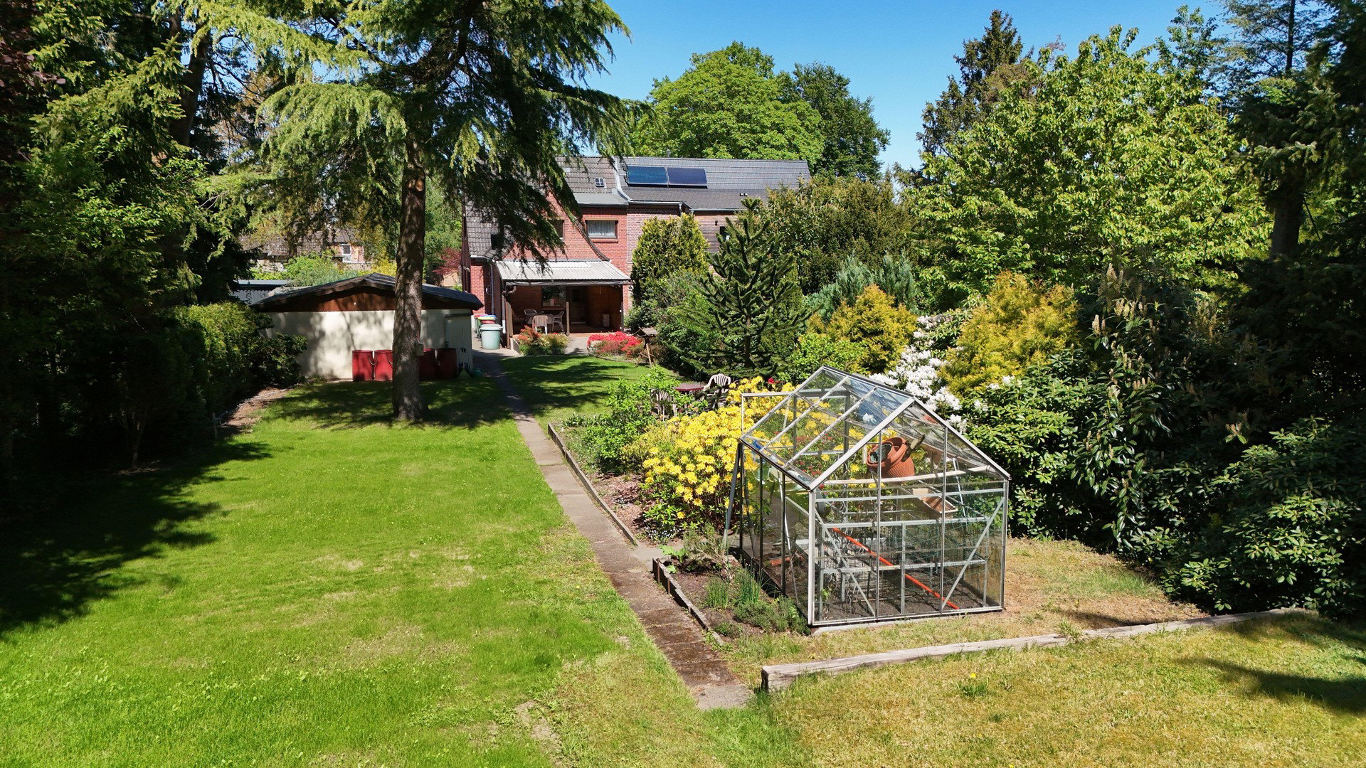 Foto 7 von 12 — Haus bzw. Doppelhaushälfte mit schönem und großem Garten in sehr ruhiger Lage