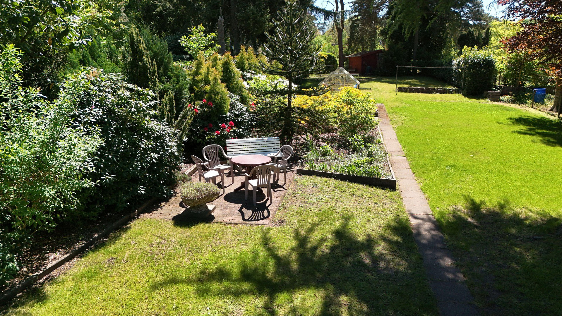 Foto 4 von 12 — Haus bzw. Doppelhaushälfte mit schönem und großem Garten in sehr ruhiger Lage
