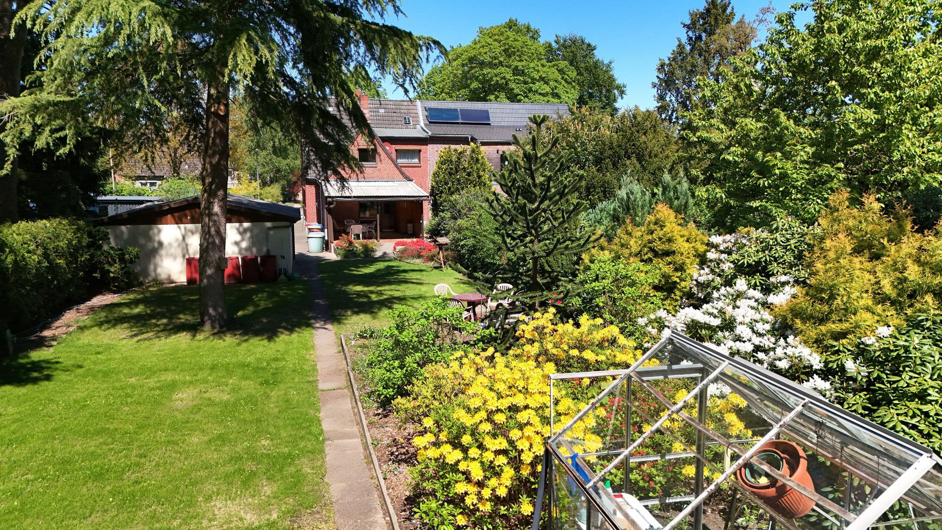 Foto 2 von 12 — Haus bzw. Doppelhaushälfte mit schönem und großem Garten in sehr ruhiger Lage