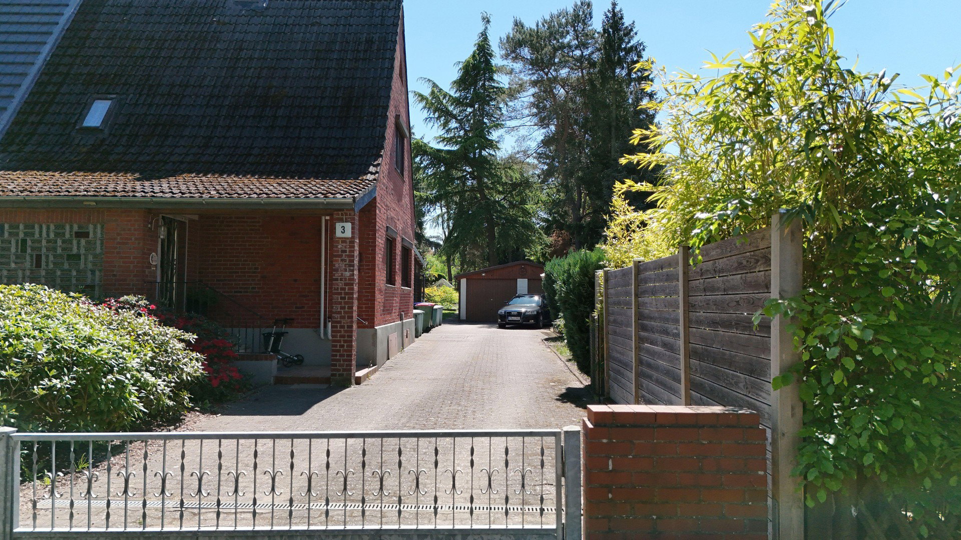 Foto 1 von 12 — Haus bzw. Doppelhaushälfte mit schönem und großem Garten in sehr ruhiger Lage