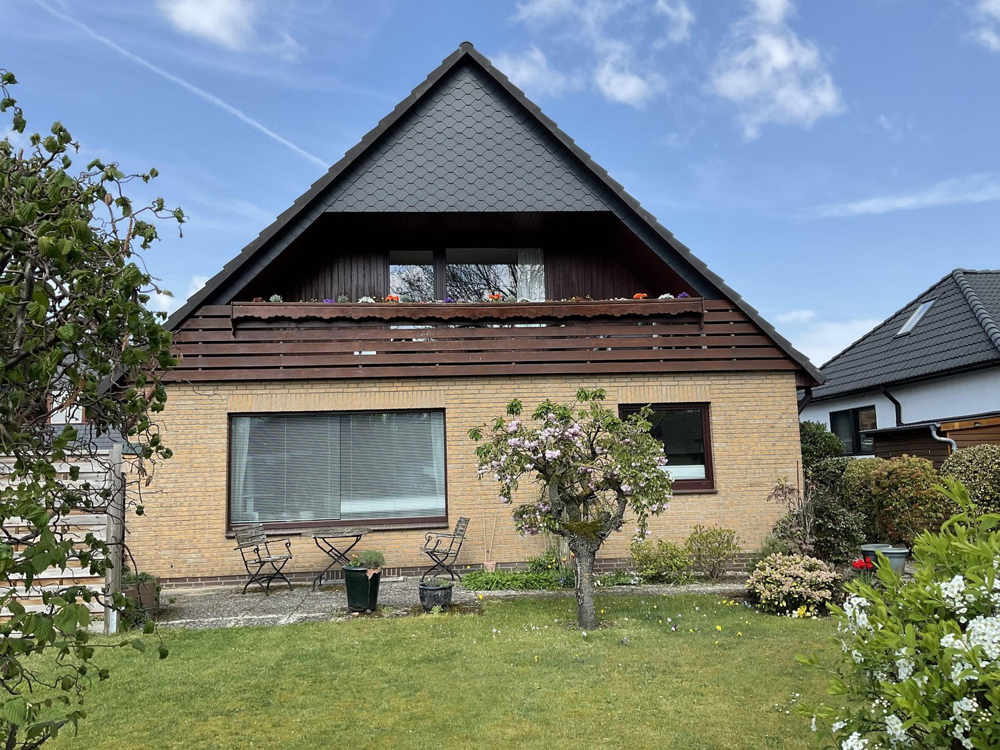 Foto 1 von 12 — Gepflegtes Einfamilienhaus mit 2 Wohneinheiten in Hamburg-Bergedorf/Alt Nettelnburg