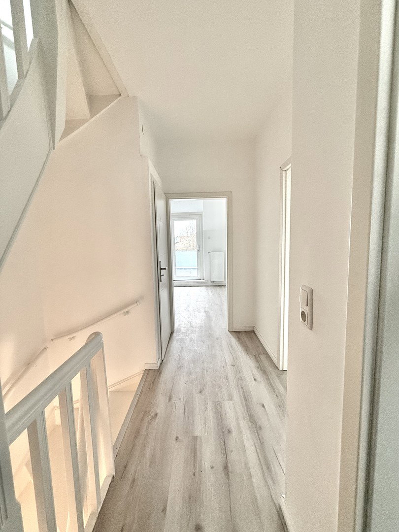 Foto 12 von 12 — Modernisiertes 5-Zimmer-Reihenmittelhaus in Bremen-Hastedt mit Garten, Terrasse & 2 Bädern