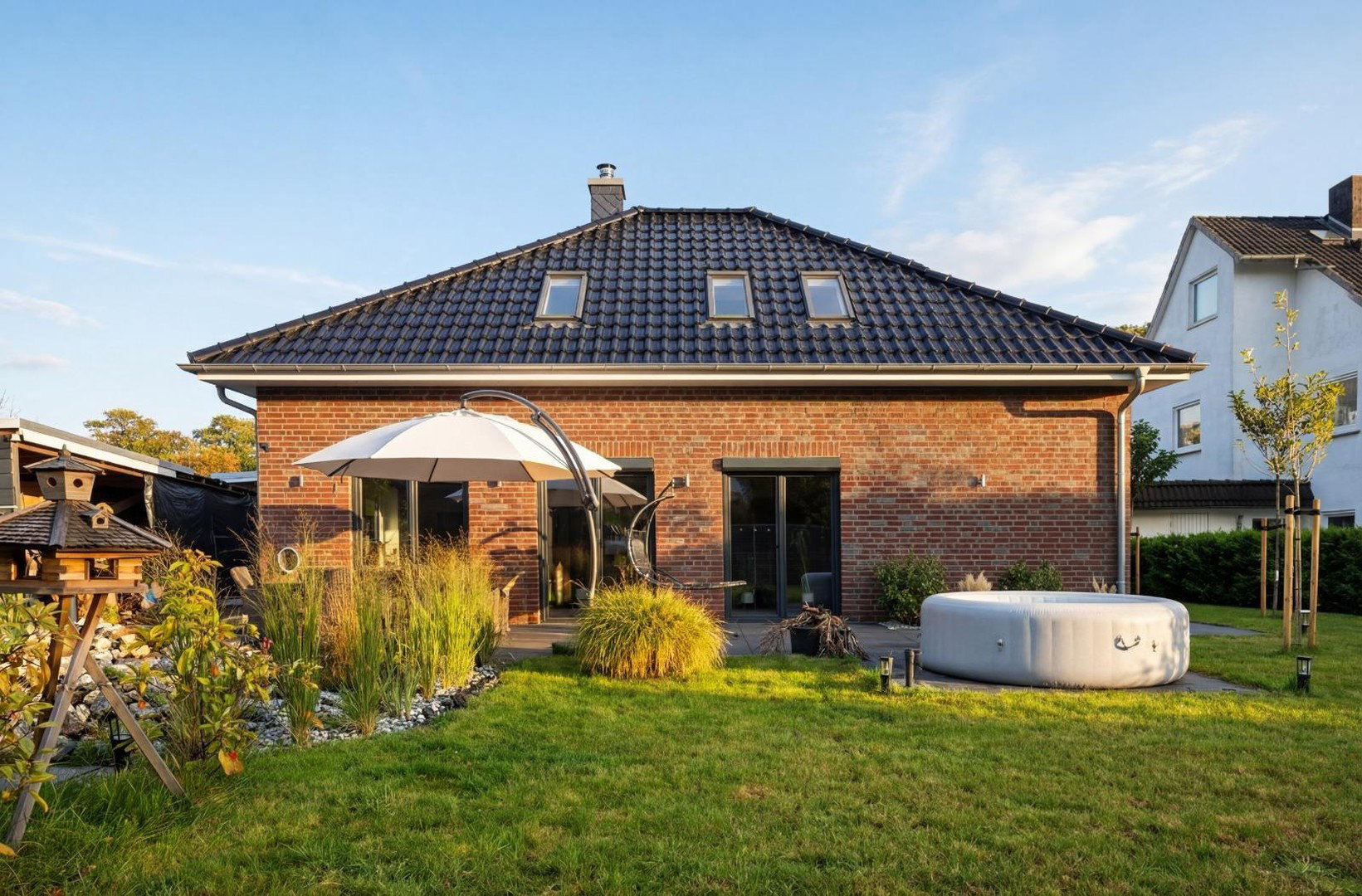Foto 1 von 12 — Luxuriöser Bungalow direkt an der Landesgrenze zu Schwanewede ** 719.000 VB oder Preisvorschlag**