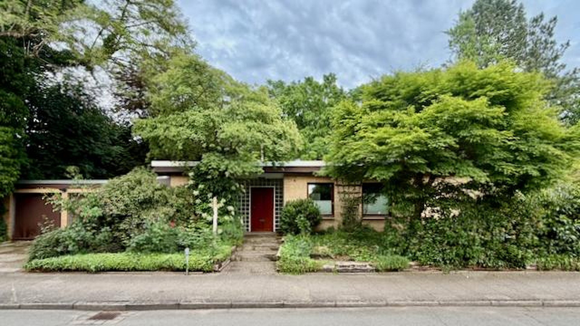 Foto 1 von 12 — Rissen - Bungalow mit Entwicklungspotential **courtagefrei**