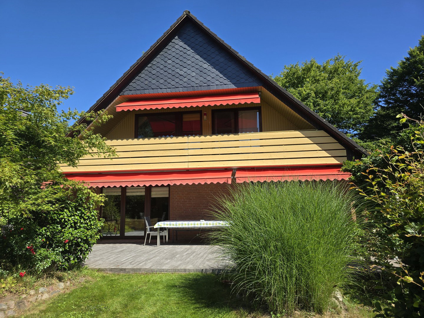 Foto 1 von 12 — Freistehendes Einfamilienhaus mit Südgarten in ruhiger Lage von Hamburg-Volksdorf
