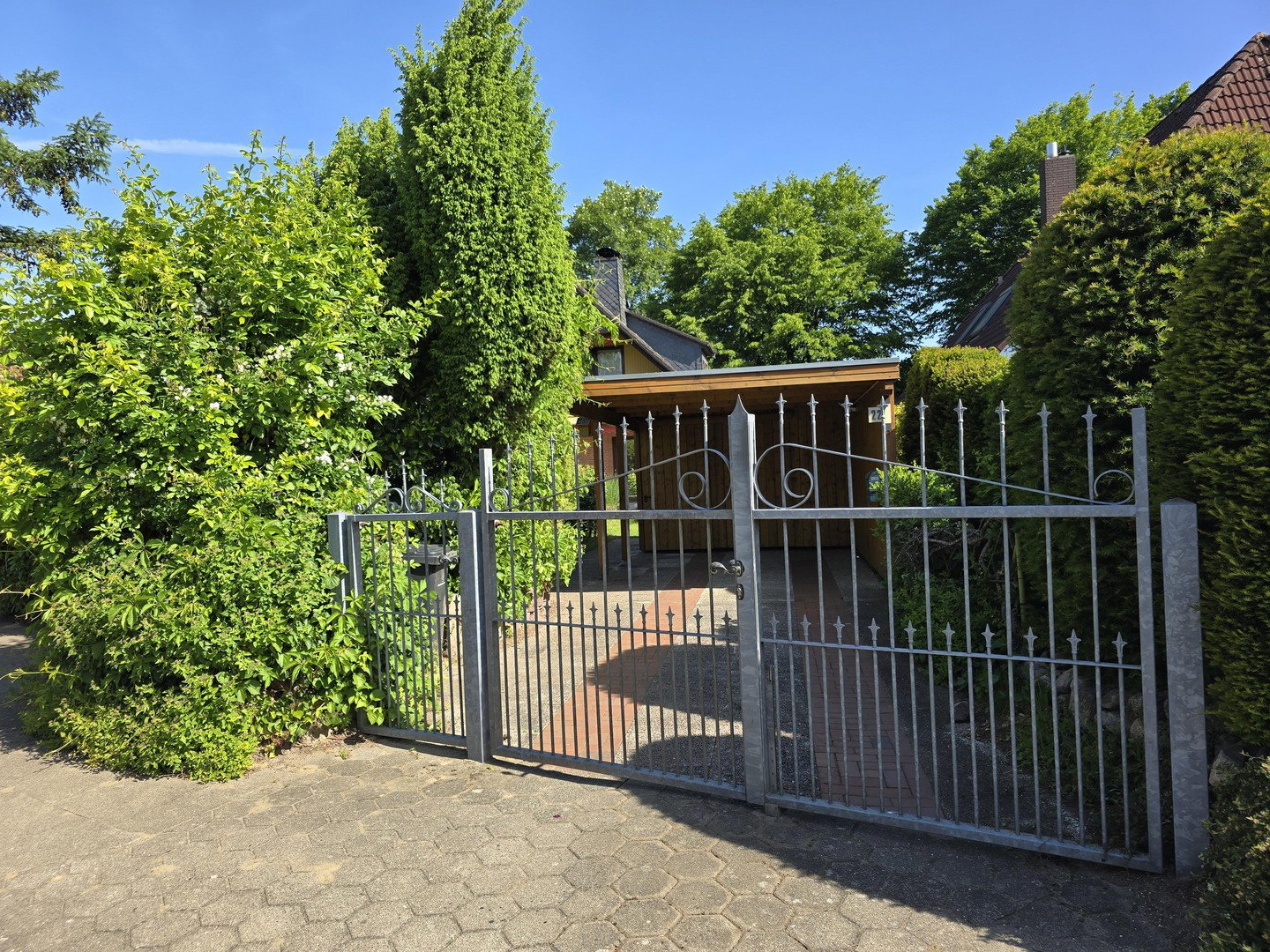 Foto 2 von 12 — Freistehendes Einfamilienhaus mit Südgarten in ruhiger Lage von Hamburg-Volksdorf