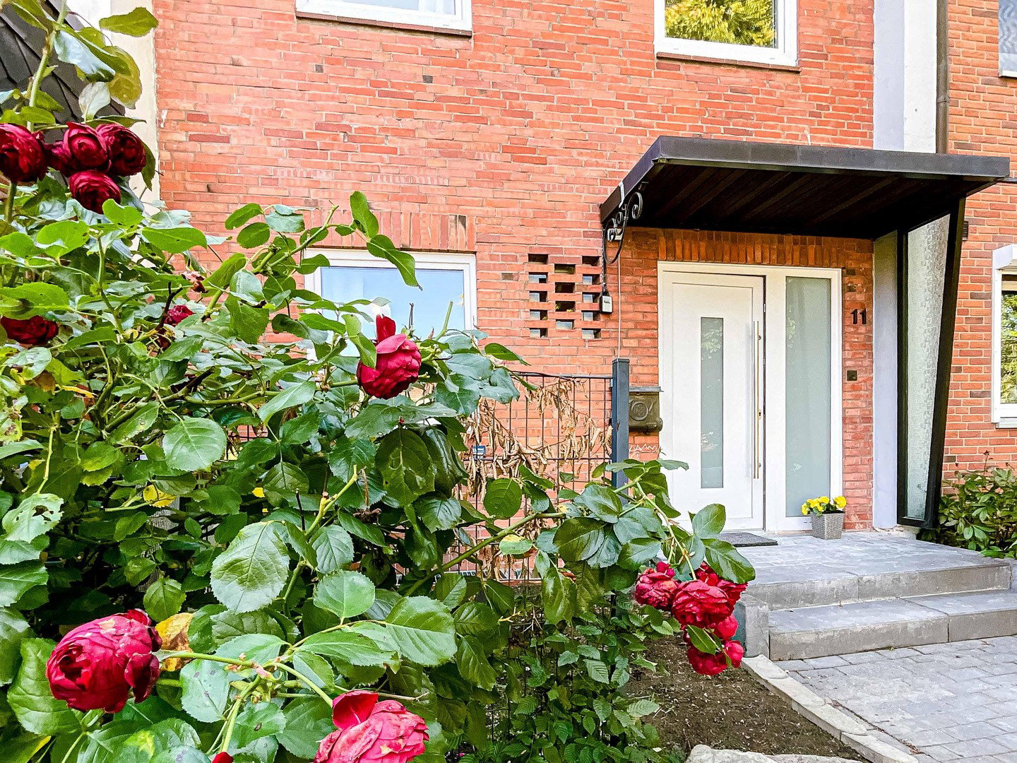 Foto 1 von 10 — Viel Platz für die Familie – saniertes Reihenhaus mit Wintergarten - sofort bezugsfrei