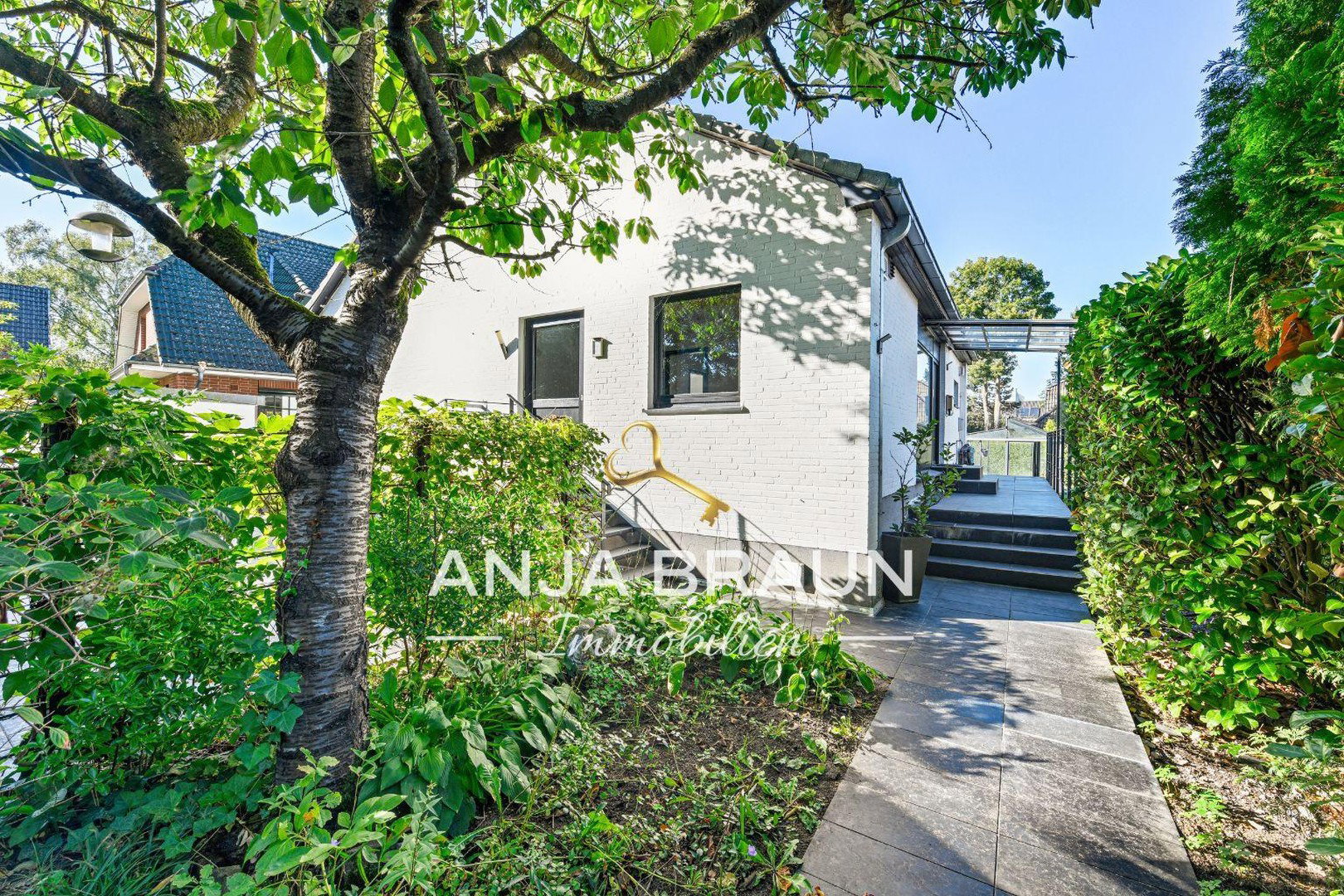 Foto 1 von 12 — Freistehend in Schnelsen | ca. 247 m² Wohn- u. Nutzfläche