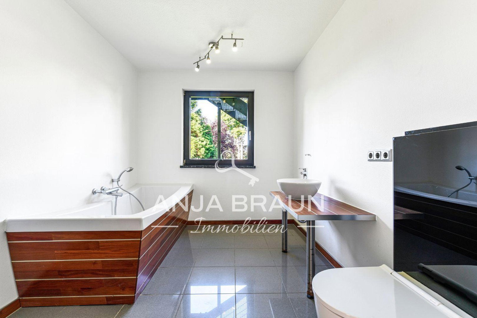 Foto 10 von 12 — Freistehend in Schnelsen | ca. 247 m² Wohn- u. Nutzfläche