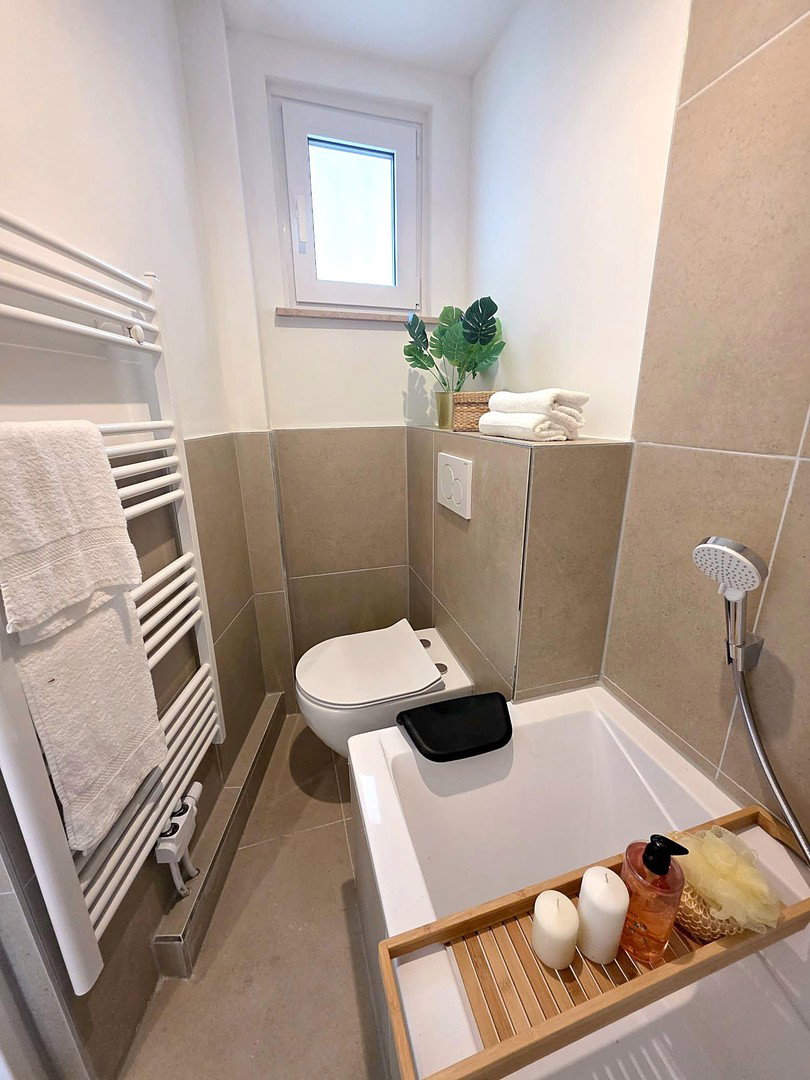 Foto 4 von 9 — Drei Ebenen, viel Freiraum – renoviertes Reihenmittelhaus mit Garten - sofort bezugsfrei