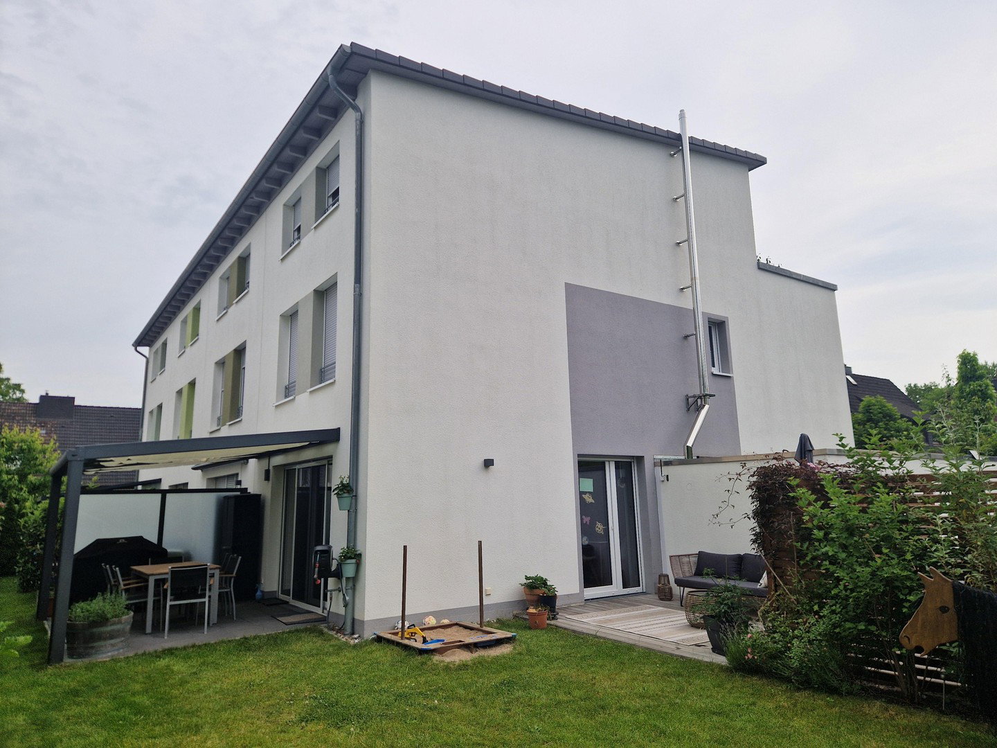 Foto 4 von 12 — Von Privat: Neuwertiges Reihenendhaus in Familienstraße