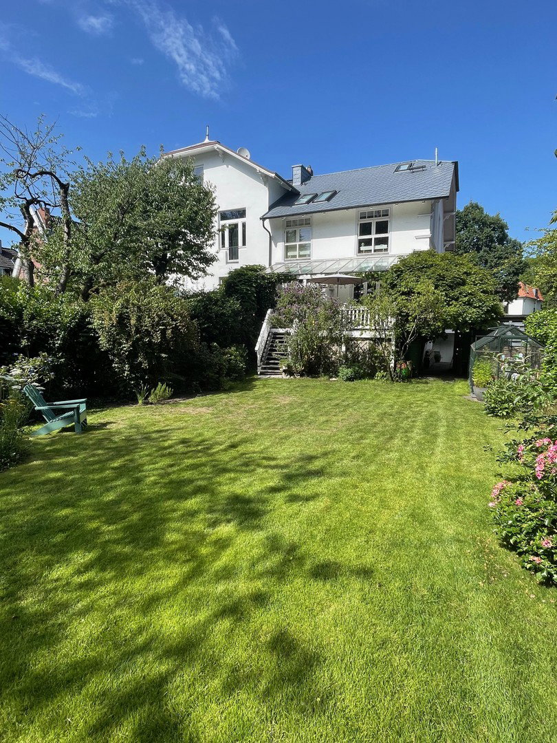 Foto 2 von 12 — Jugendstil trifft Zukunft: Grosszügige Villenhälfte m. Garten in HH-Blankenese