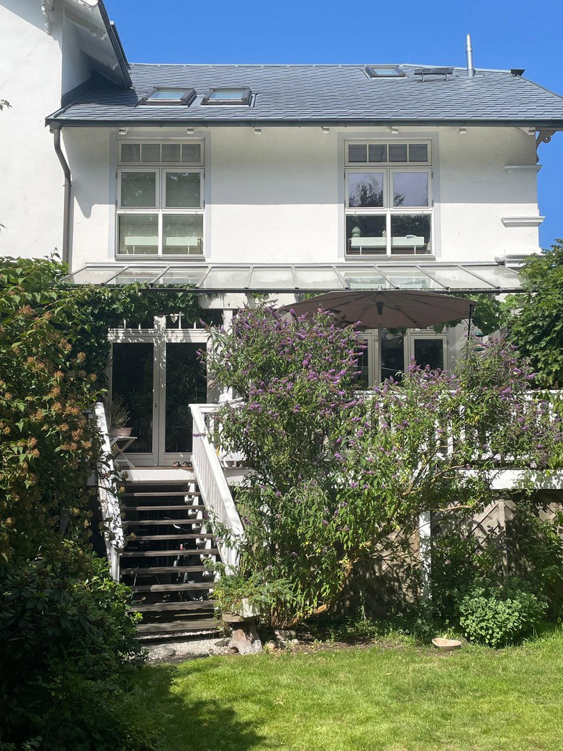 Foto 1 von 12 — Jugendstil trifft Zukunft: Grosszügige Villenhälfte m. Garten in HH-Blankenese