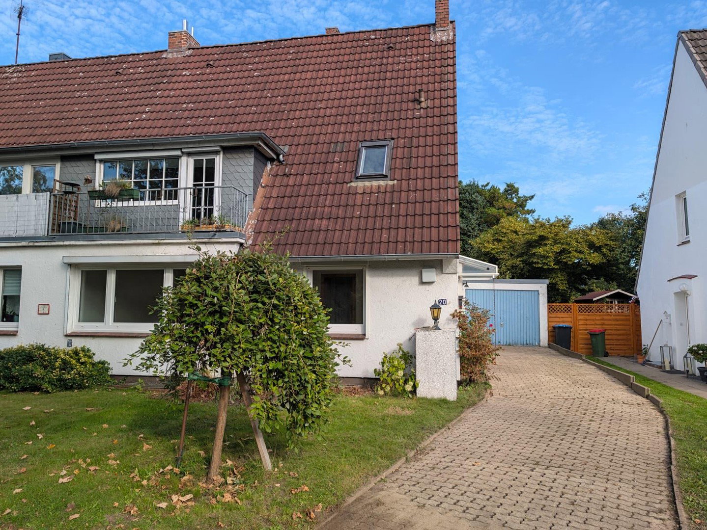 Foto 1 von 12 — Freie Charmante Doppelhaushälfte mit großem Garten – Ideal für Familien oder Mehrgenerationenwohnen
