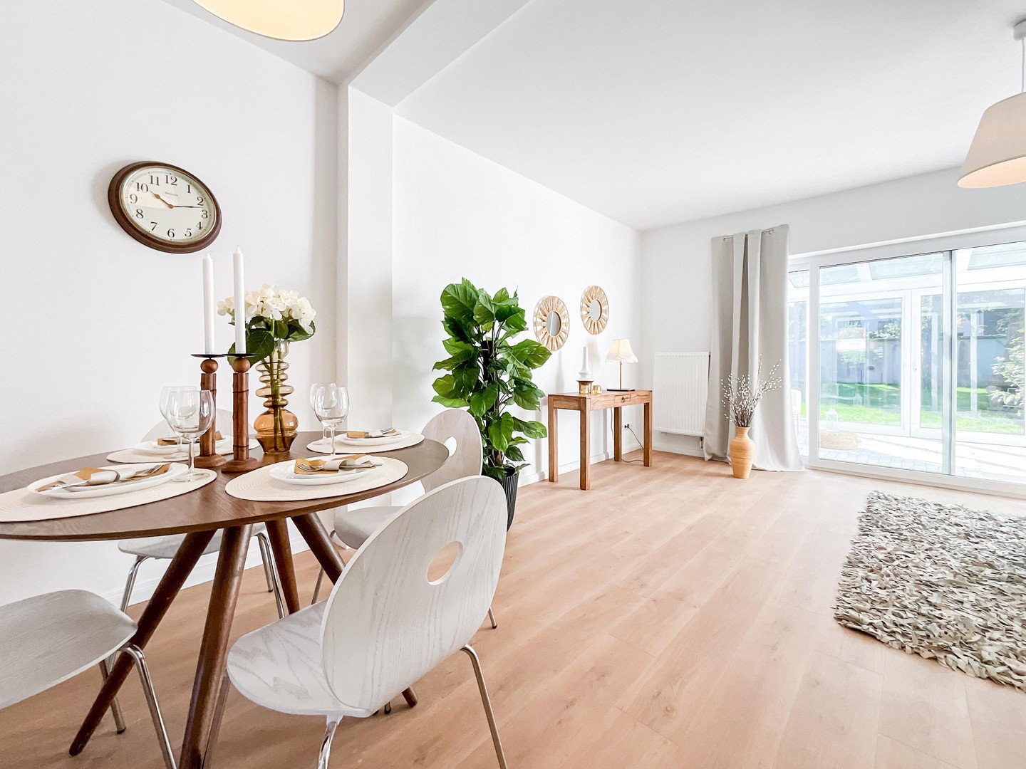 Foto 1 von 10 — Viel Platz fürs Familienleben – saniertes Reihenhaus mit Wintergarten, sofort bezugsfrei