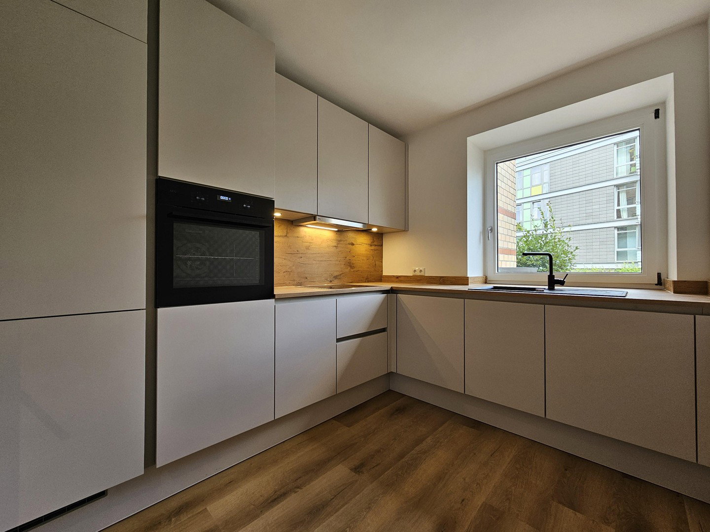 Foto 2 von 12 — Frisch saniert! 2,5-Zi.-Wohnung mit Südloggia & TG provisionsfrei, Sasel