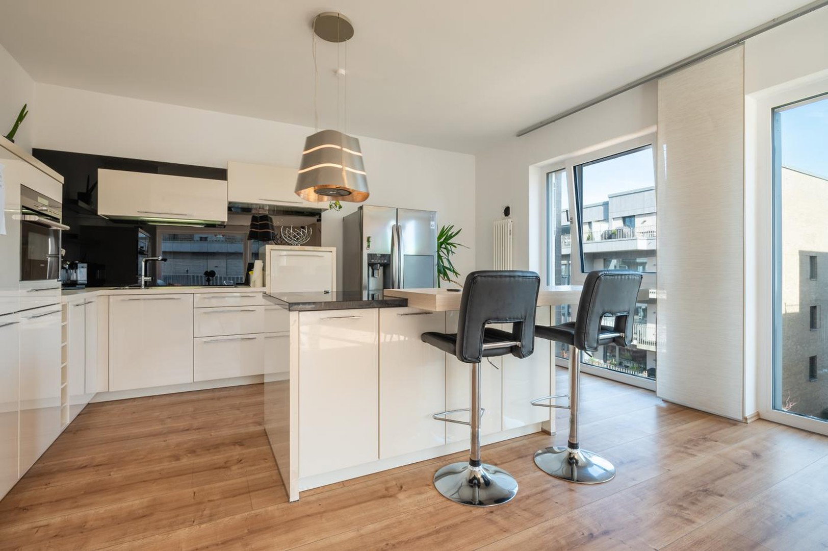 Foto 1 – LICHTDURCHFLUTETE WOHNUNG IM 3.OG MIT WESERBLICK IN 1. REIHE - BEZUGSFREI - AKTUELL FERIENWOHNUNG