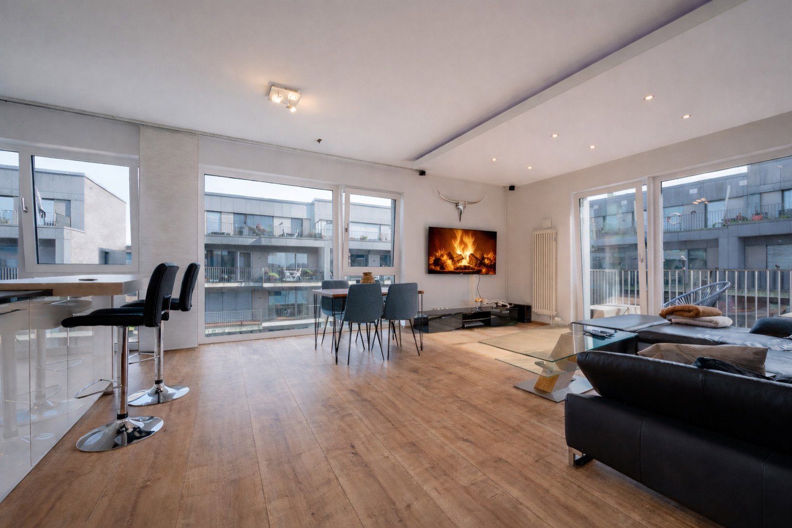 Foto 7 von 7 — LICHTDURCHFLUTETE WOHNUNG IM 3.OG MIT WESERBLICK IN 1. REIHE - BEZUGSFREI - AKTUELL FERIENWOHNUNG