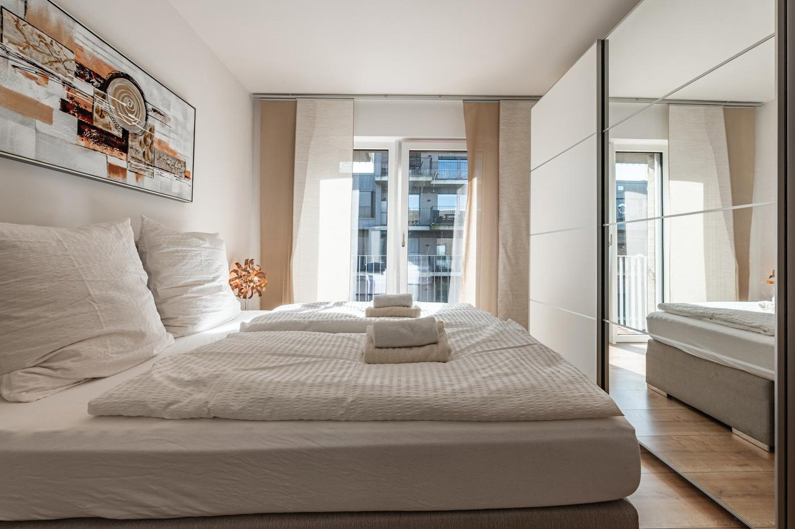Foto 4 von 7 — LICHTDURCHFLUTETE WOHNUNG IM 3.OG MIT WESERBLICK IN 1. REIHE - BEZUGSFREI - AKTUELL FERIENWOHNUNG