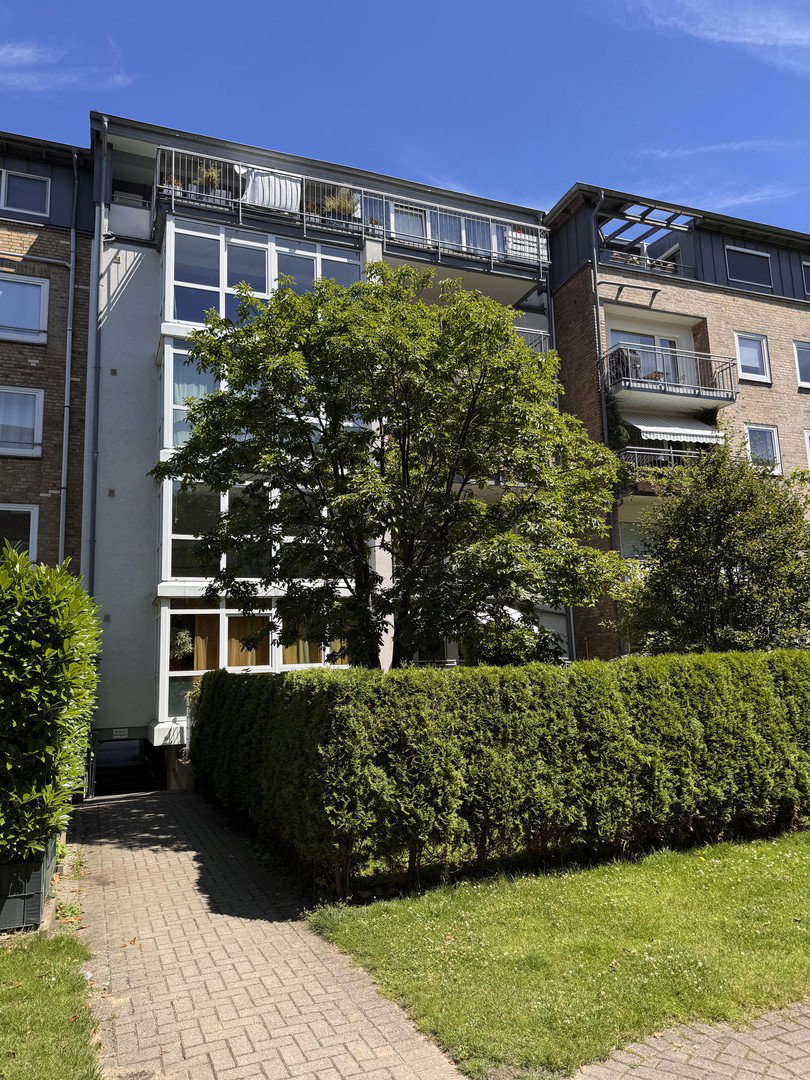 Foto 1 von 12 — Provisionsfreie Beletage. Traumhafte 112m² (3,5-Zimmer) Wohnung in Uhlenhorst. Baujahr 2004.