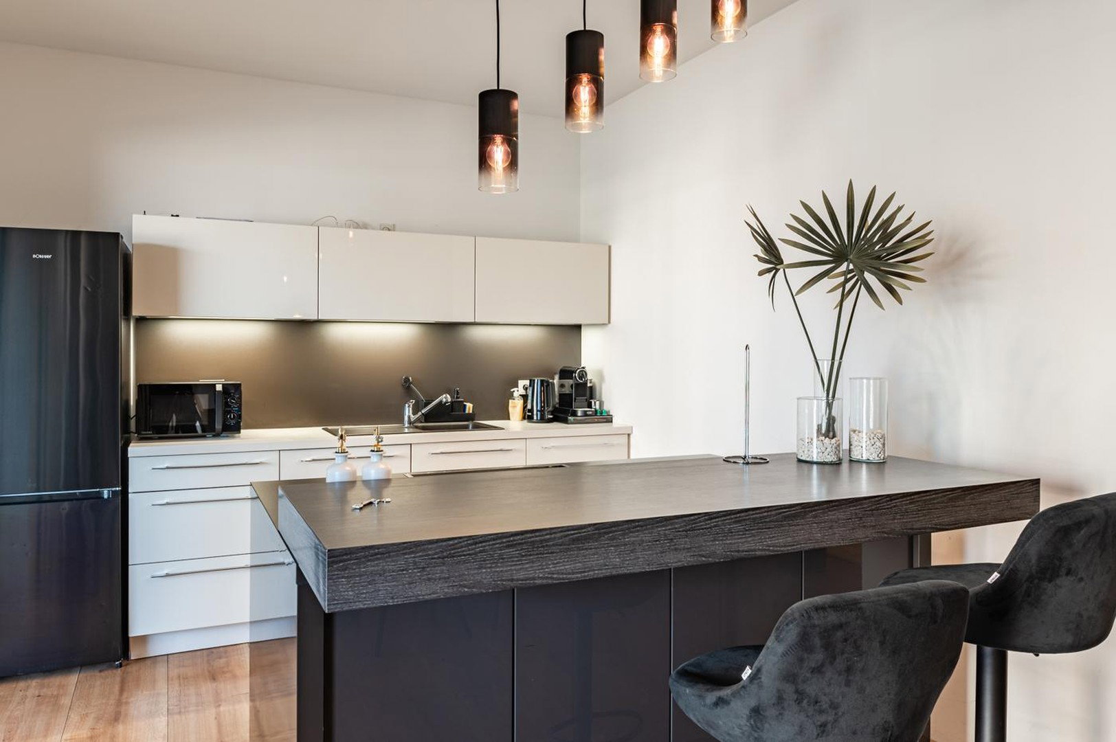 Foto 1 von 9 — Bezugsfreie Erdgeschosswohnung mit Weserblick in 1. Reihe – aktuell Ferienwohnung