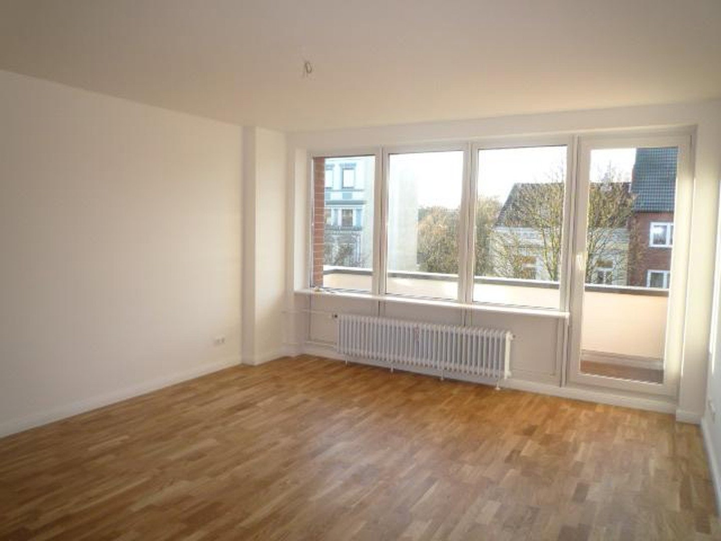 Foto 4 von 12 — Helle 3-Zimmer-Wohnung mit Balkon & TG Stellplatz in HH-Hohenfelde - top vermietet