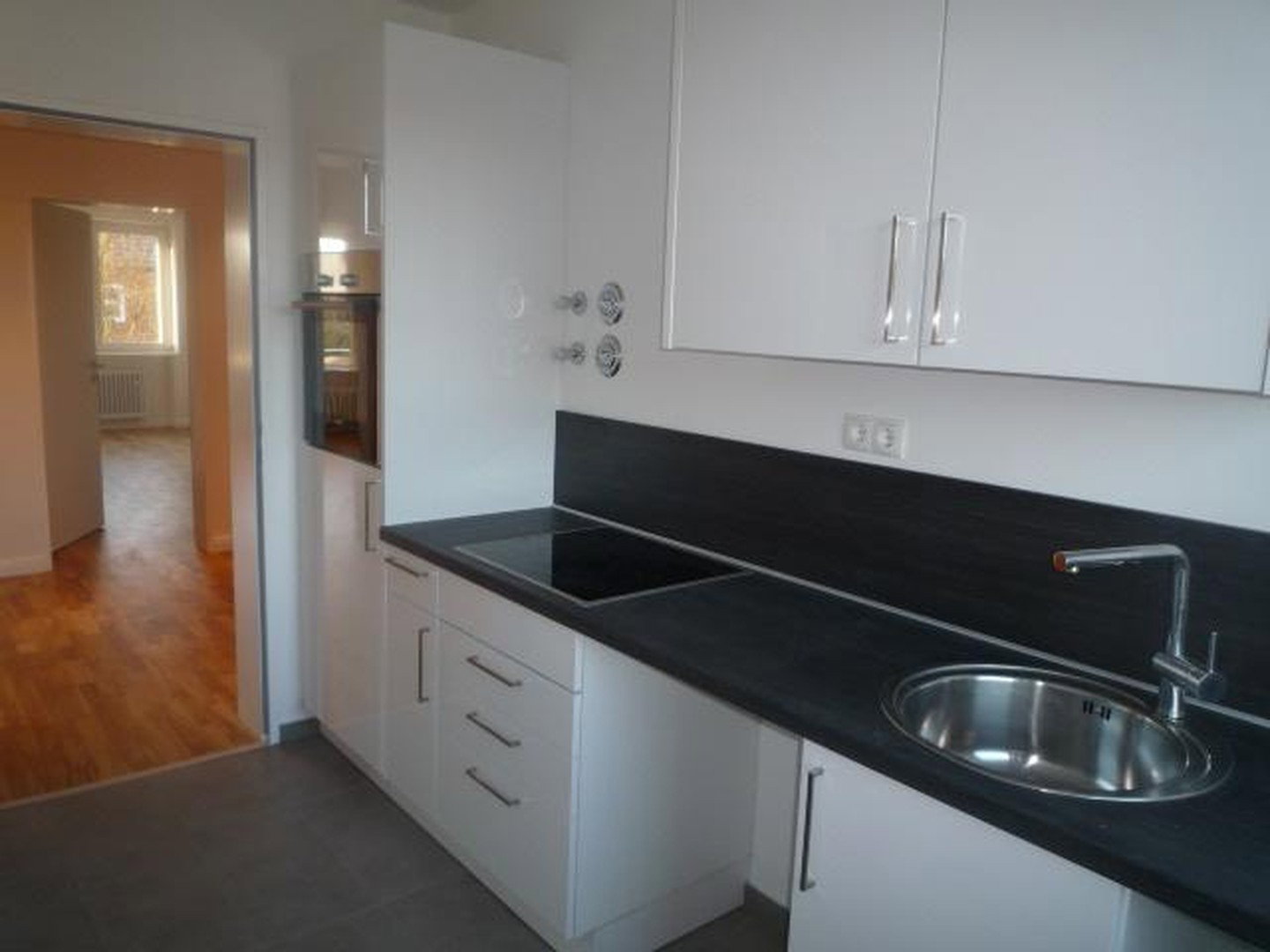 Foto 1 von 12 — Helle 3-Zimmer-Wohnung mit Balkon & TG Stellplatz in HH-Hohenfelde - top vermietet