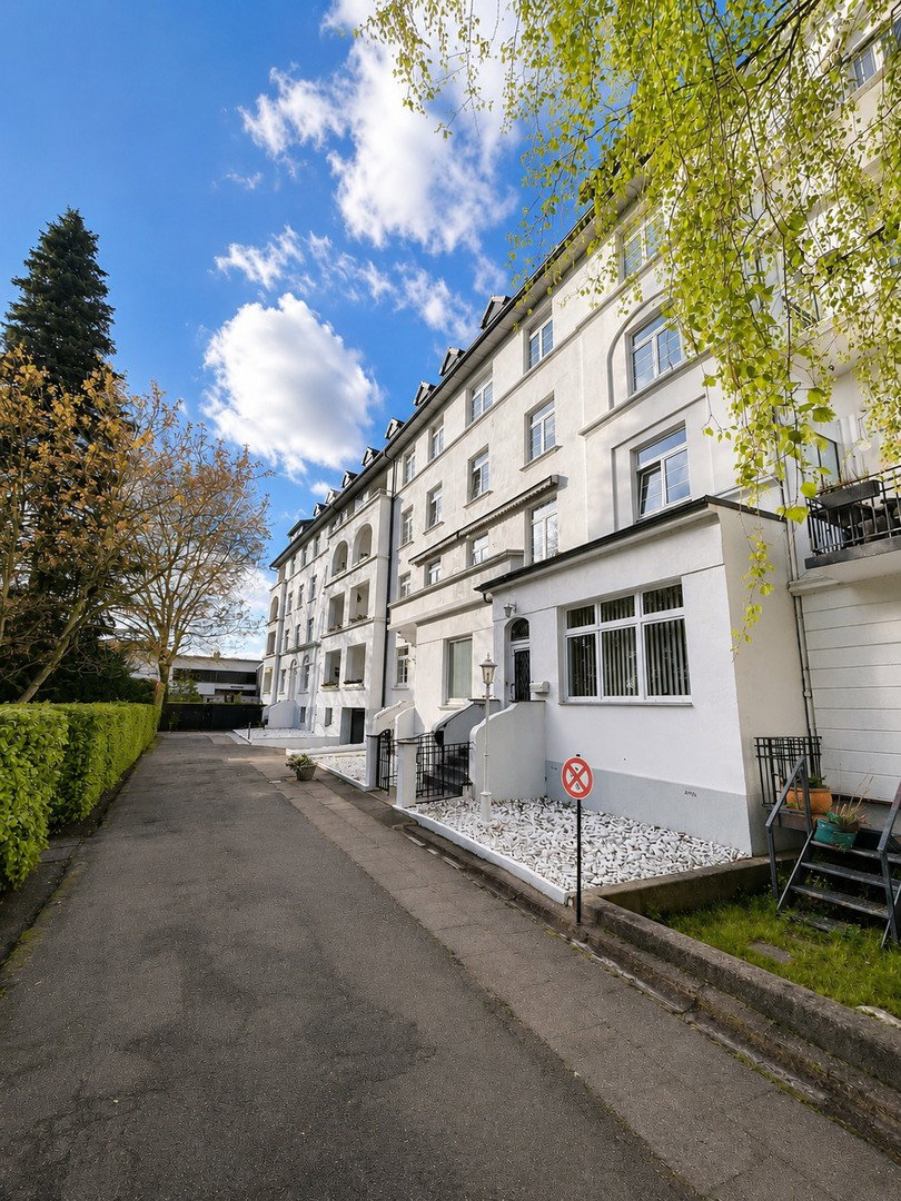 Foto 1 von 12 — Stilvoller Familienaltbau | 117 m² | 4,5 Zimmer | Garage | Loggia | Blick ins Grüne | Tarpenbek