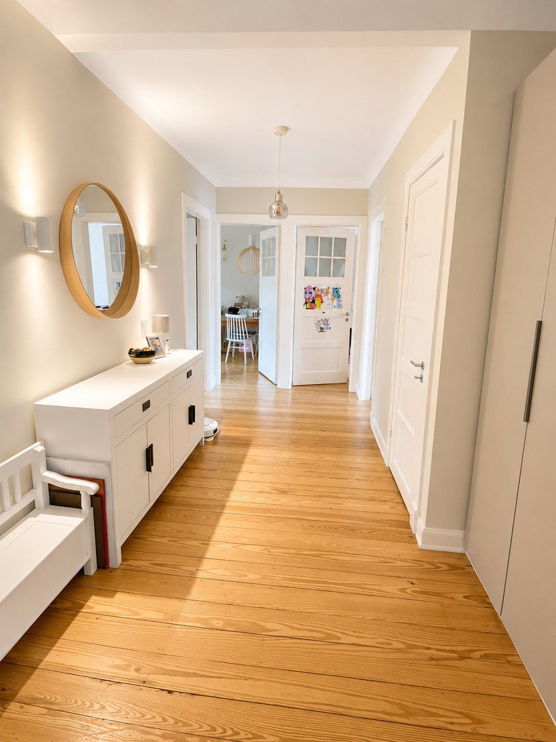 Foto 2 von 12 — Stilvoller Familienaltbau | 117 m² | 4,5 Zimmer | Garage | Loggia | Blick ins Grüne | Tarpenbek