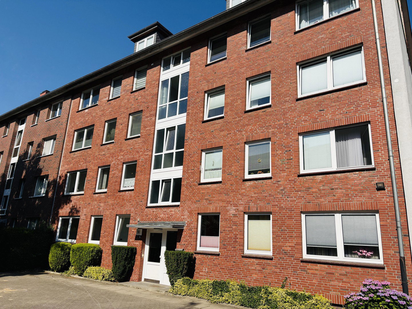 Foto 8 von 12 — Wohnen wie im eigenen Haus – renovierte 3 -Zimmer Wohnung mit großer Terrasse & Garten