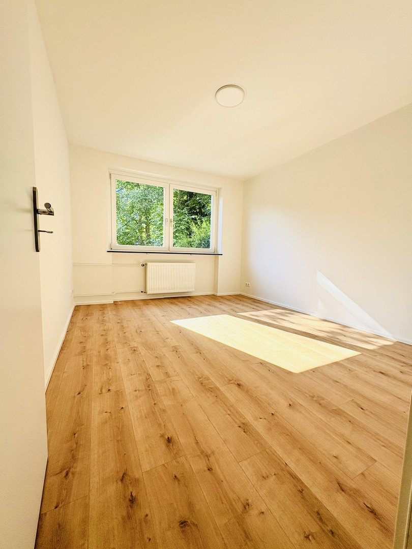 Foto 2 von 12 — Wohnen wie im eigenen Haus – renovierte 3 -Zimmer Wohnung mit großer Terrasse & Garten