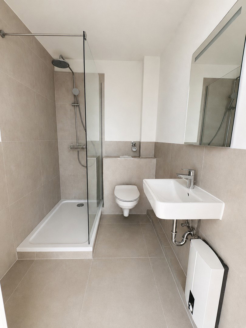 Foto 3 von 12 — Wohnen wie im eigenen Haus – renovierte 3 -Zimmer Wohnung mit großer Terrasse & Garten