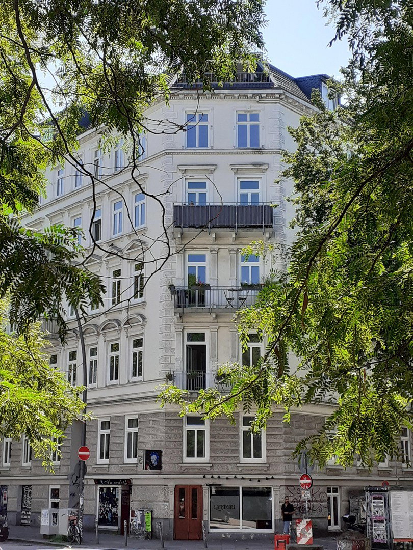 Foto 1 von 12 — St.Pauli, Jugendstilwohnung, ca. 90qm, 2 Balkone, zu sanieren