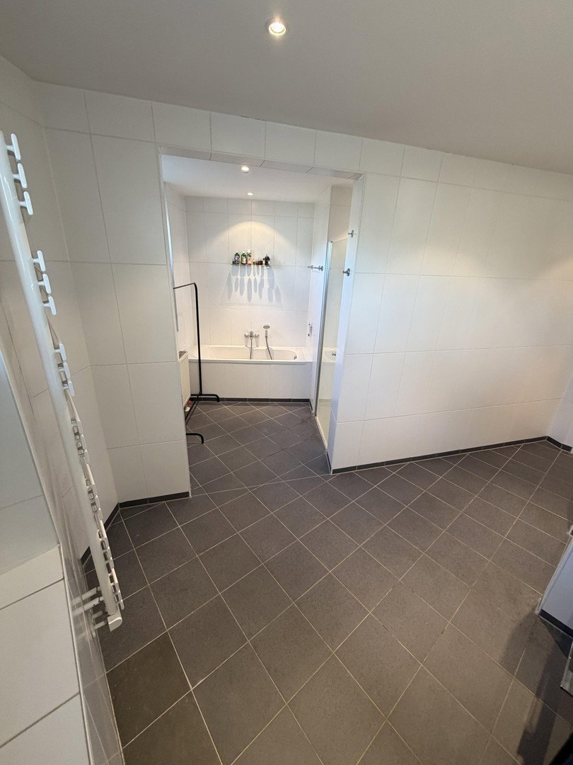 Foto 9 von 12 — Modernes Wohnen in Sasel: 3,5 Zimmer, Südwest-Balkon, Aufzug & 2 TG-Plätze