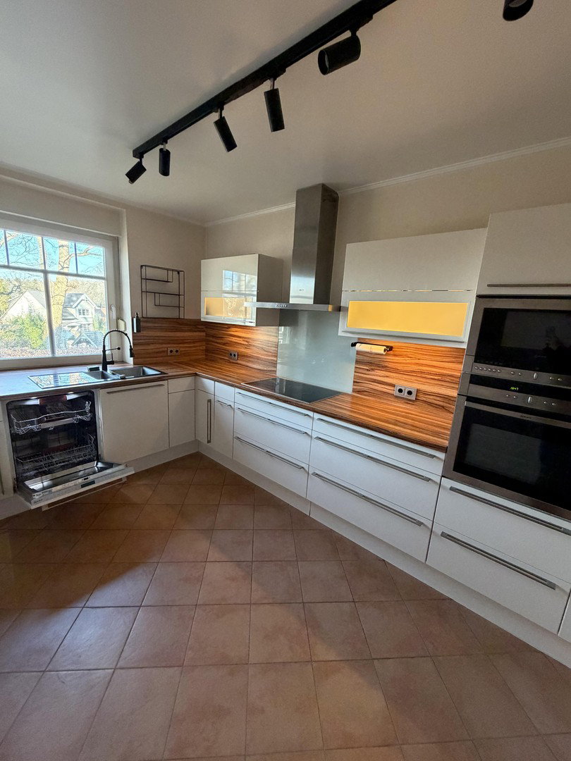 Foto 6 von 12 — Modernes Wohnen in Sasel: 3,5 Zimmer, Südwest-Balkon, Aufzug & 2 TG-Plätze