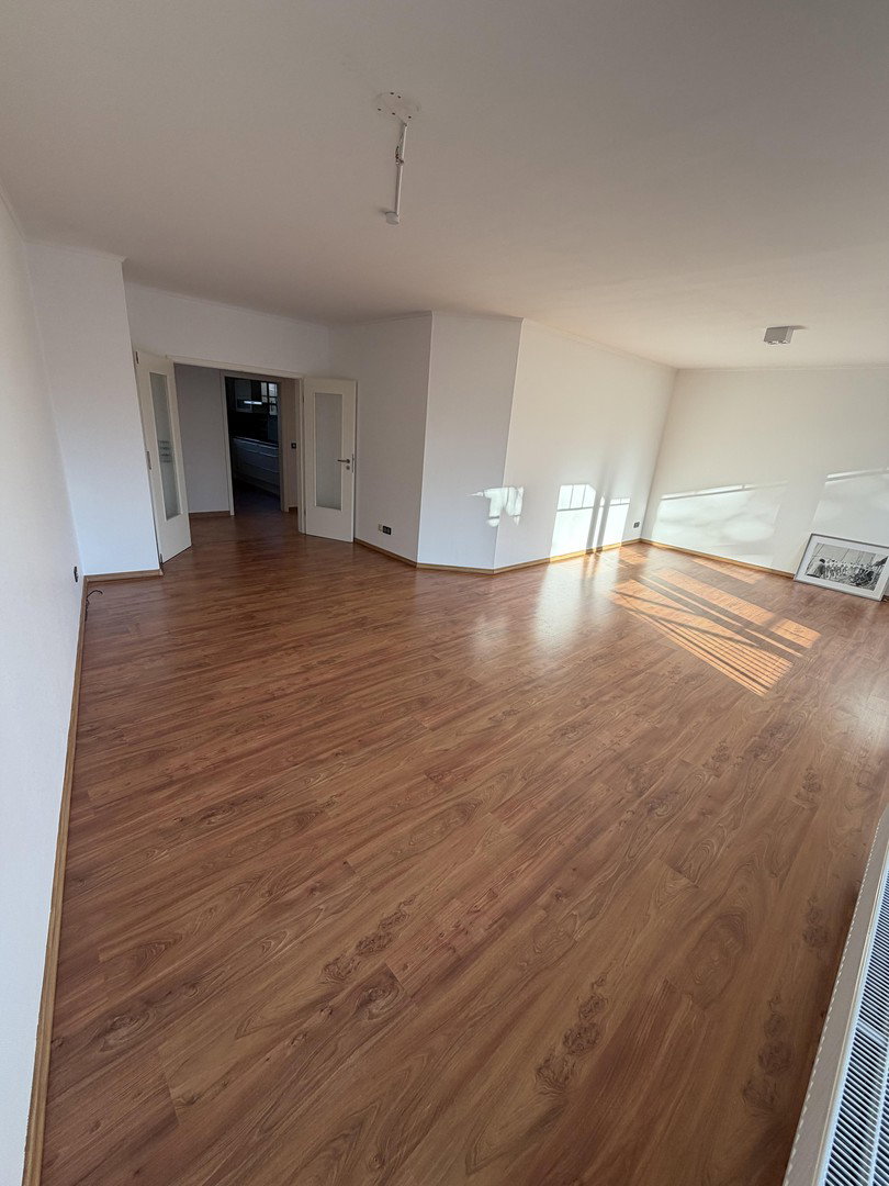 Foto 2 von 12 — Modernes Wohnen in Sasel: 3,5 Zimmer, Südwest-Balkon, Aufzug & 2 TG-Plätze