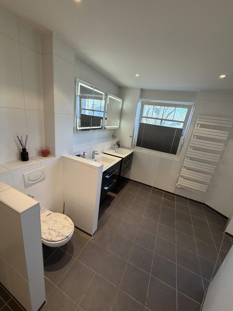 Foto 5 von 12 — Modernes Wohnen in Sasel: 3,5 Zimmer, Südwest-Balkon, Aufzug & 2 TG-Plätze