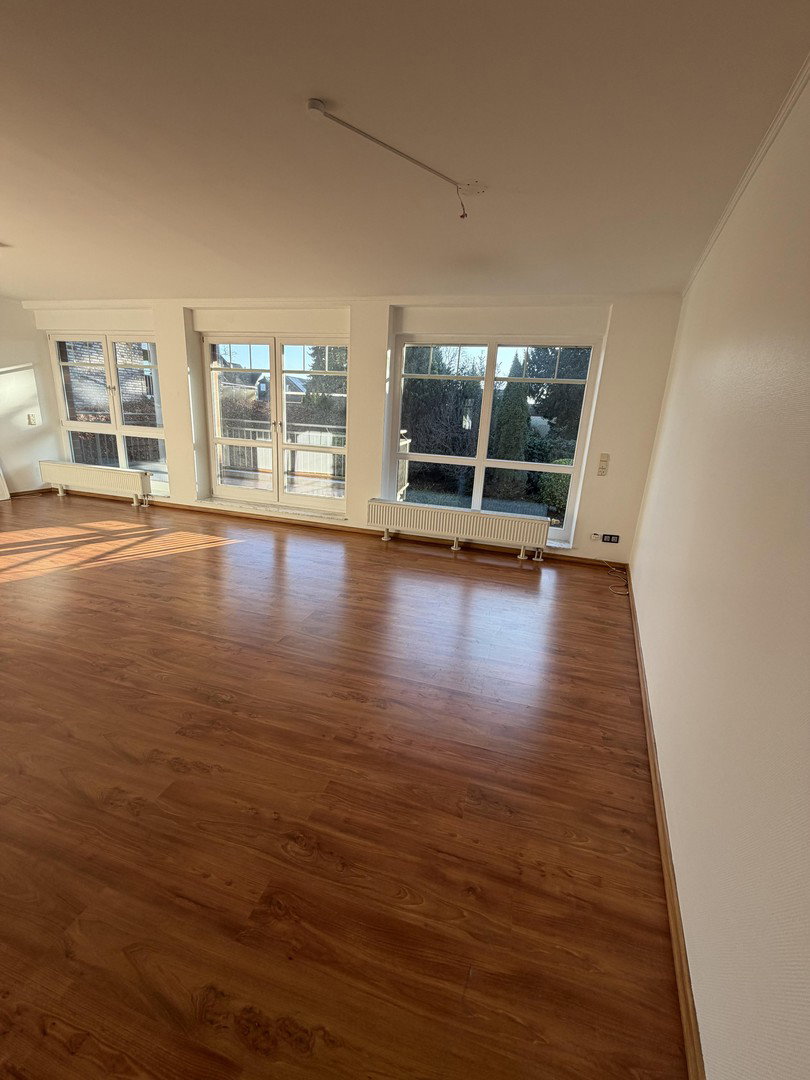 Foto 3 von 12 — Modernes Wohnen in Sasel: 3,5 Zimmer, Südwest-Balkon, Aufzug & 2 TG-Plätze