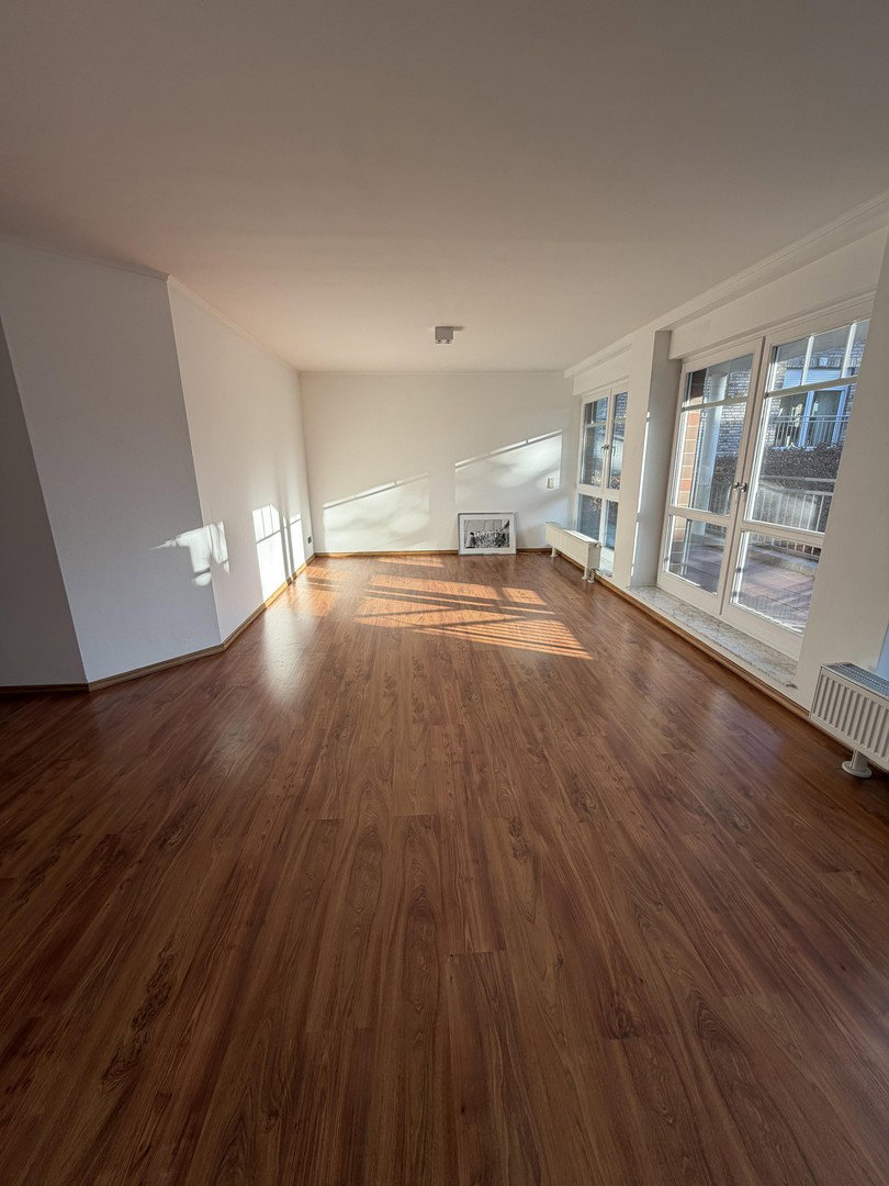 Foto 1 von 12 — Modernes Wohnen in Sasel: 3,5 Zimmer, Südwest-Balkon, Aufzug & 2 TG-Plätze